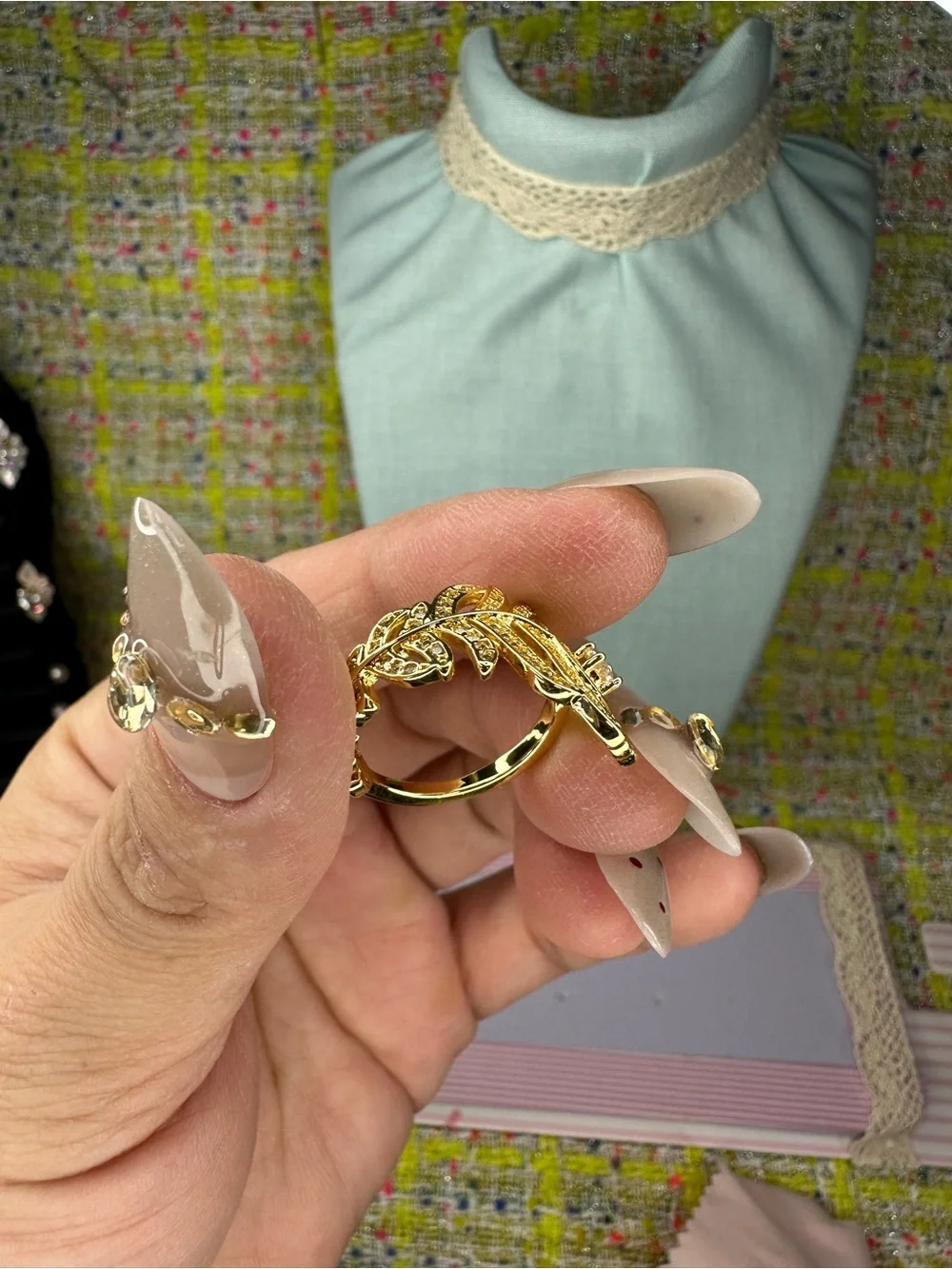 N/A elegant gold